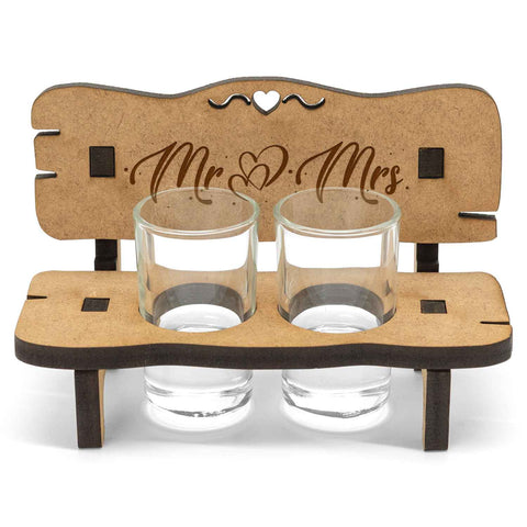 Gravierte Schnapsbank im Mr & Mrs Design + 2 Schnapsgläser