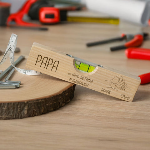Poziomica z nadrukiem dla taty – Tata Fistbump