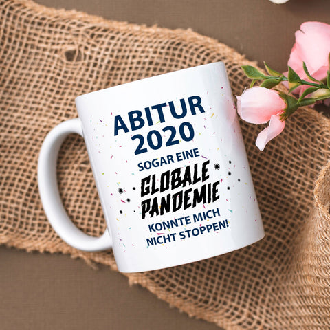Kubek z nadrukiem, sentencja maturalna dotycząca pandemii