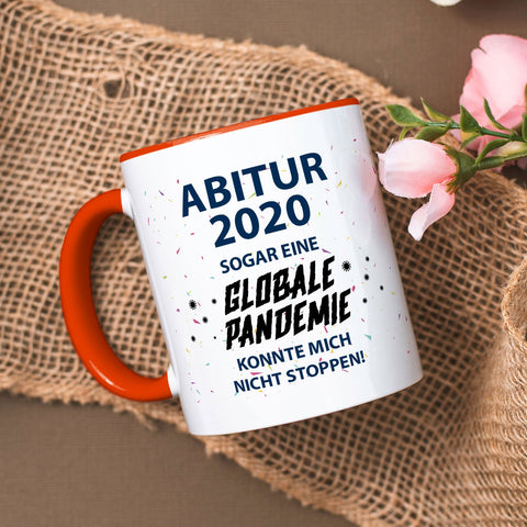 Kubek z nadrukiem, sentencja maturalna dotycząca pandemii