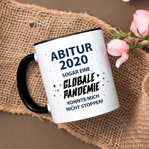 Kubek z nadrukiem, sentencja maturalna dotycząca pandemii