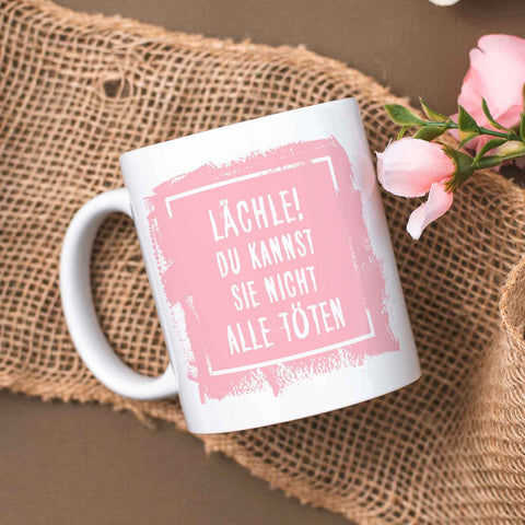 Bedruckte Tasse mit Spruch - "Lächle! Du kannst sie nicht alle töten"