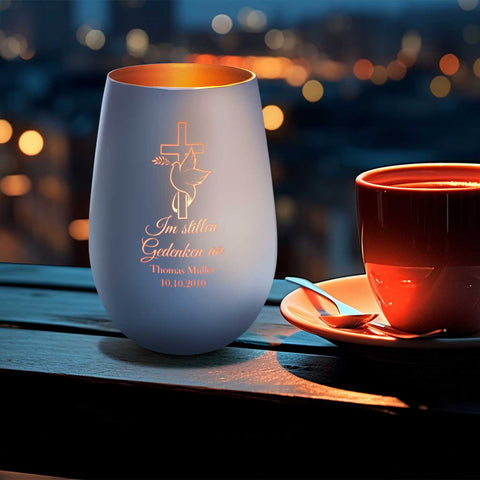 Deko Windlicht aus Glas mit Gravur - Im Stillen Gedenken - Personalisiert mit Namen & Datum - Trauer