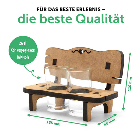 Gravierte Schnapsbank mit Spruch Es kommt nicht drauf an was man trinkt + 2 Schnapsgläser