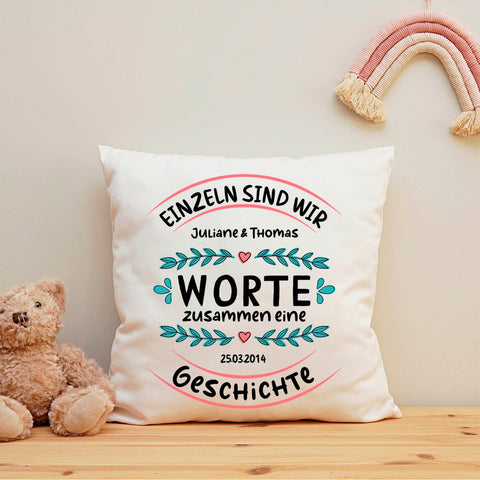 Bedrucktes Kissen mit Motiv Einzeln sind wir Worte zusammen eine Geschichte