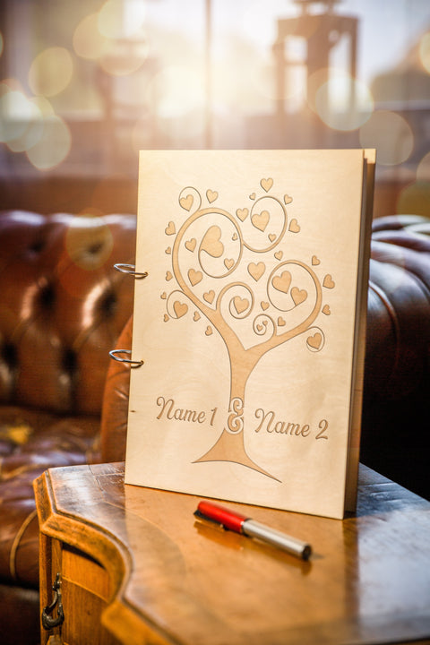 Gästebuch aus Holz: Herzbaum mit Namen