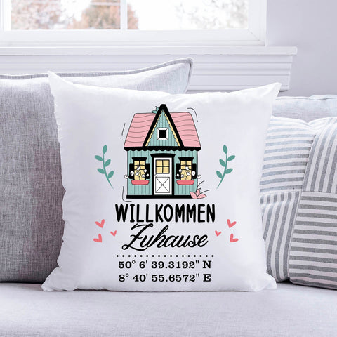 Bedrucktes Kissen mit Motiv Willkommen Zuhause mit Koordinaten